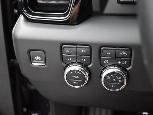 Used 2024 GMC Sierra 2500 AT4 w/ AT4 Premium Plus Package AWD/4WD image 19