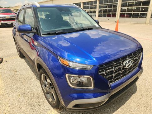 Used 2025 Hyundai Venue SEL FWD image 2
