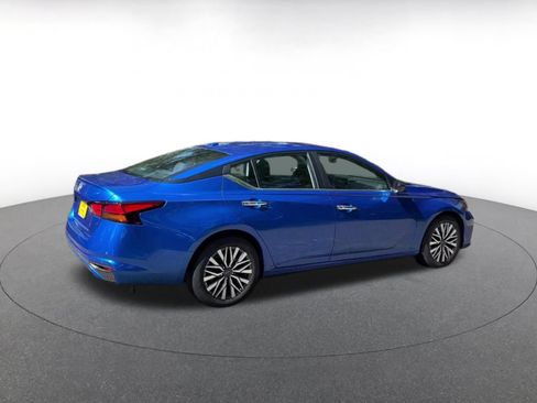 Used 2025 Nissan Altima 2.5 SV FWD image 15