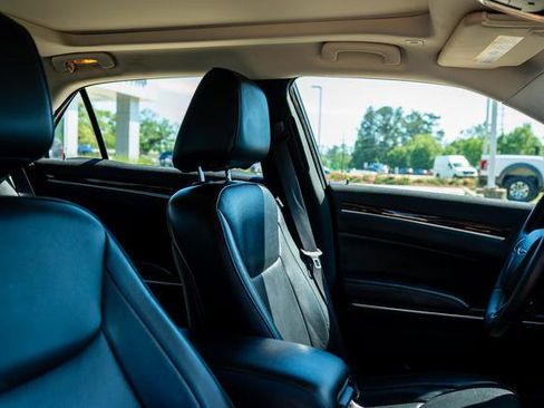 Used 2017 Chrysler 300 C RWD image 8