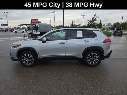 Used 2023 Toyota Corolla Cross SE image 2