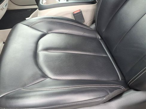 Used 2023 Chrysler Pacifica Touring-L FWD image 14