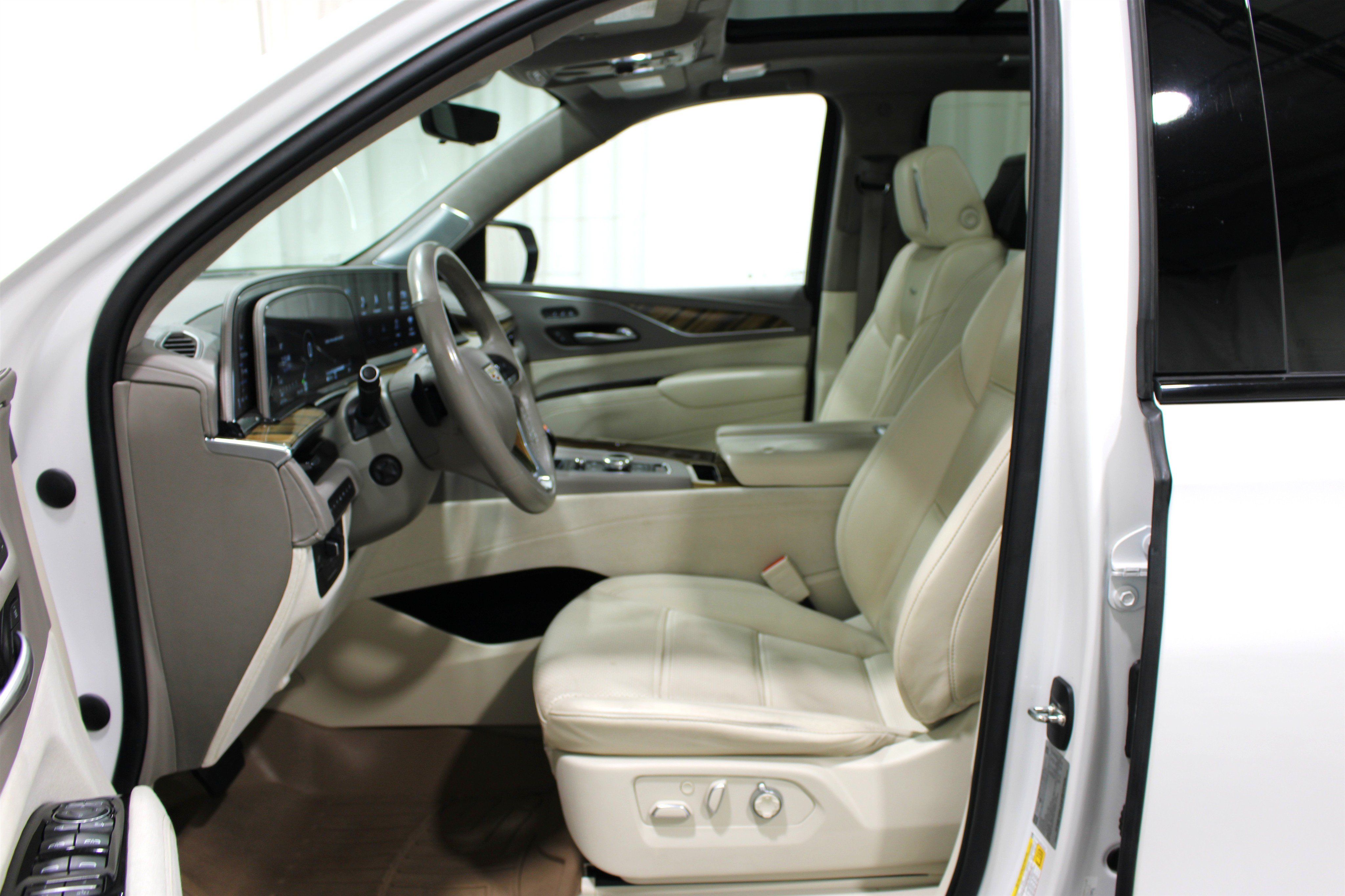 Used 2023 Cadillac Escalade Sport Platinum AWD/4WD image 3