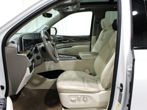 Used 2023 Cadillac Escalade Sport Platinum AWD/4WD image 3
