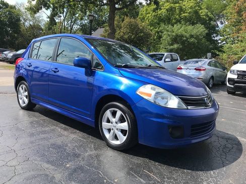 Used 2010 Nissan Versa Hatchback w/ Premium Pkg FWD image 2