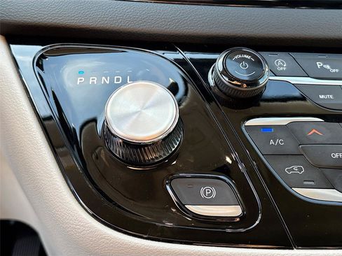 Used 2023 Chrysler Pacifica Touring-L FWD image 16