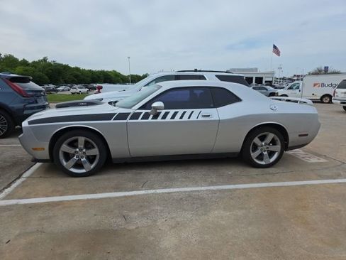 Used 2010 Dodge Challenger R/T RWD image 2
