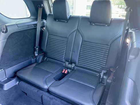 Used 2025 Land Rover Discovery S AWD/4WD image 32