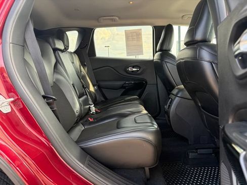 Used 2019 Jeep Cherokee Latitude Plus AWD/4WD image 18