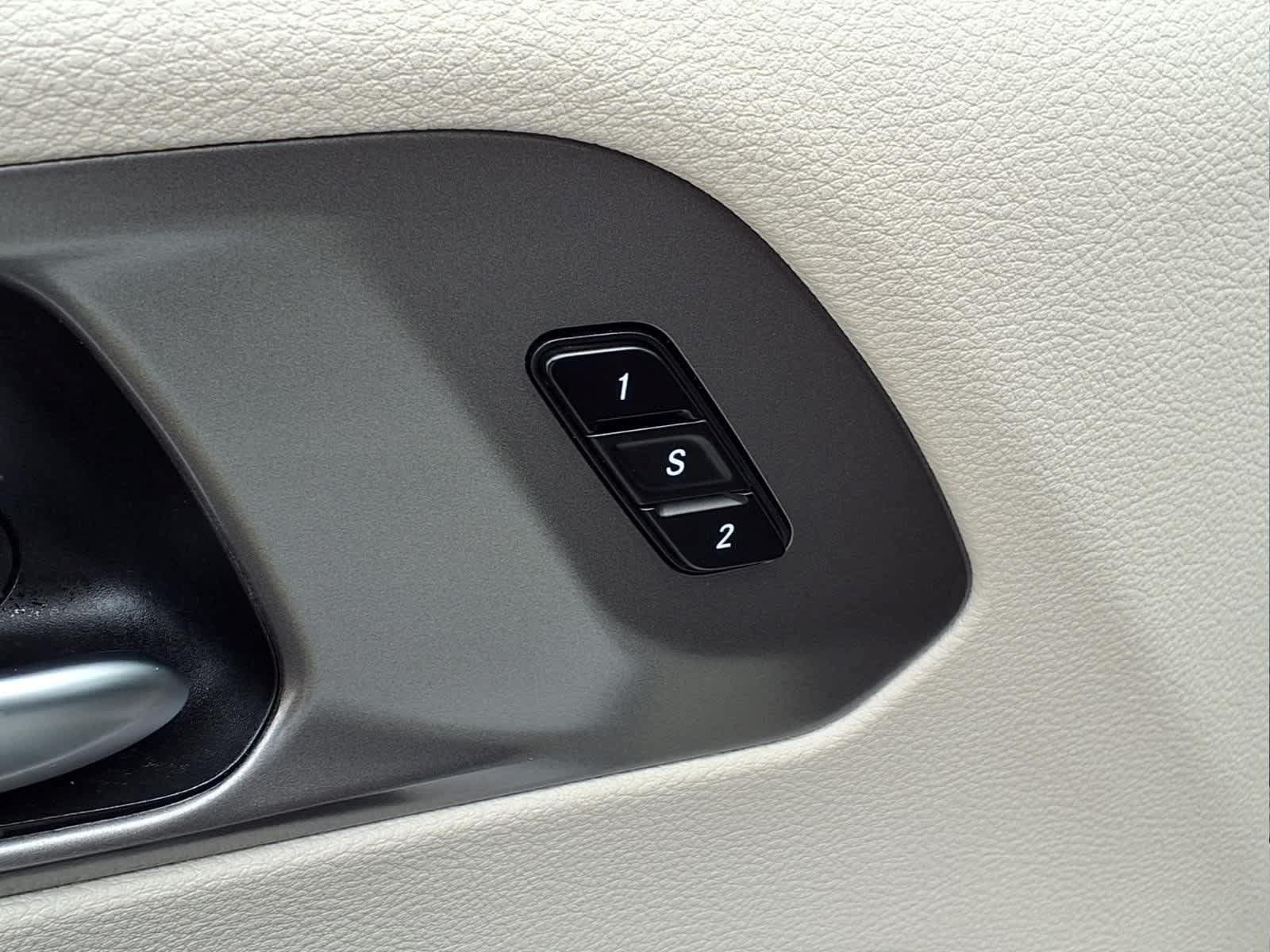 Used 2024 Chrysler Pacifica Touring-L FWD image 14