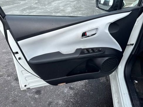 Used 2016 Toyota Prius Four image 18