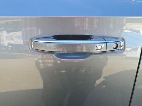 Used 2023 Chevrolet Suburban Premier image 10