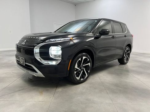 Used 2023 Mitsubishi Outlander SE image 3