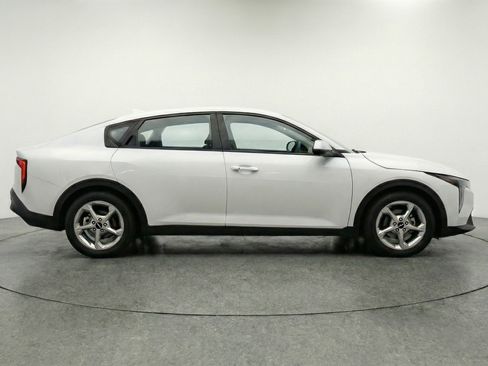 Used 2025 Kia K4 LXS image 11