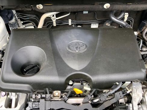 Used 2021 Toyota RAV4 XLE w/ Convenience Package FWD image 32