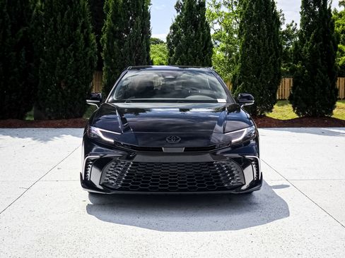 Used 2025 Toyota Camry XSE FWD image 3