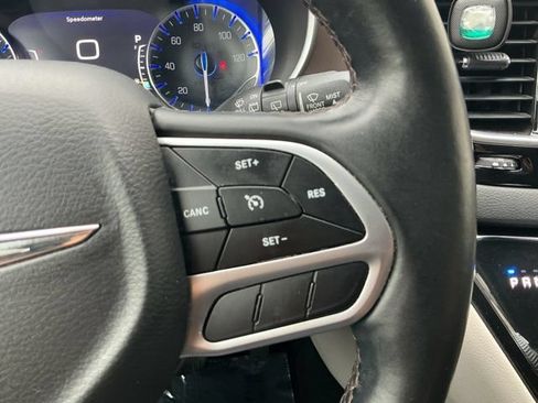 Used 2018 Chrysler Pacifica Touring-L Plus FWD image 22