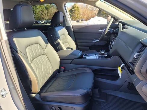 New 2026 Nissan Pathfinder Platinum AWD/4WD image 10