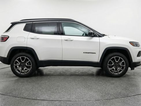 Used 2025 Jeep Compass Trailhawk AWD/4WD image 11