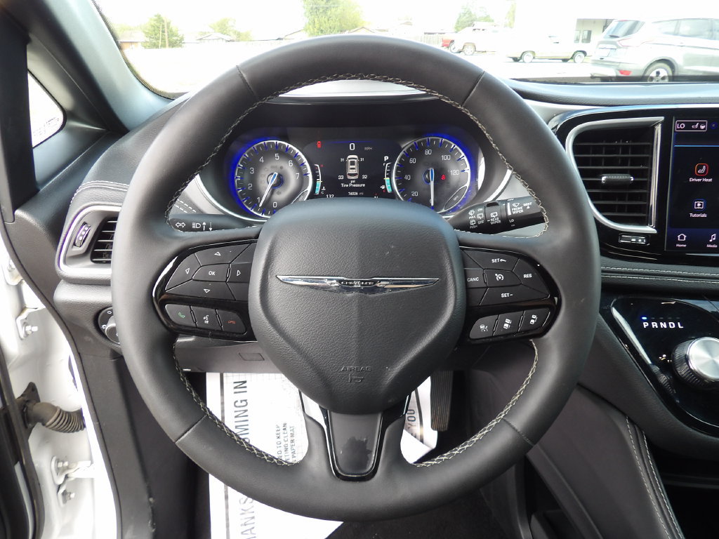 Used 2025 Chrysler Pacifica Limited FWD image 11