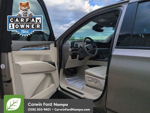Used 2025 Cadillac Escalade ESV Sport Platinum w/ LPO, Floor Liner Package AWD/4WD image 9