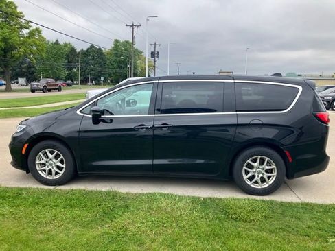 Used 2023 Chrysler Pacifica Touring-L FWD image 8
