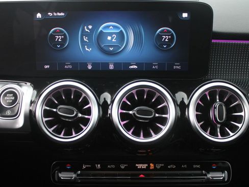 Used 2023 Mercedes-Benz GLB 250 4MATIC w/ Premium Package image 17