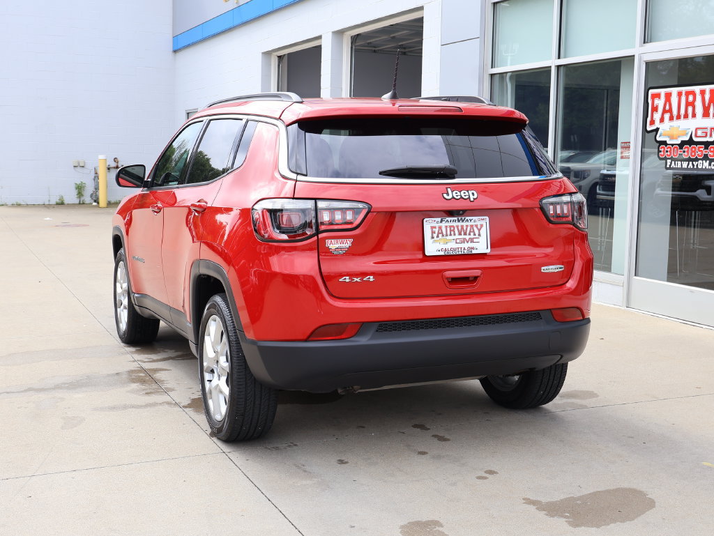 Used 2024 Jeep Compass Latitude w/ Sun and Sound Group AWD/4WD image 8