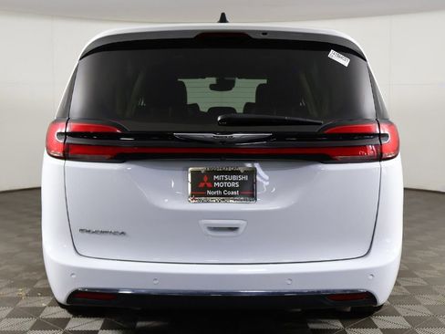 Used 2024 Chrysler Pacifica Touring-L FWD image 13
