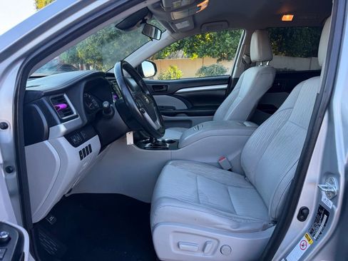 Used 2017 Toyota Highlander LE image 17