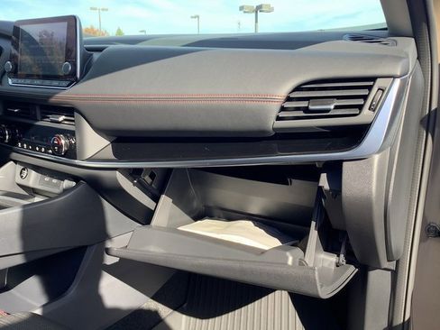 Used 2025 Nissan Rogue SV image 39