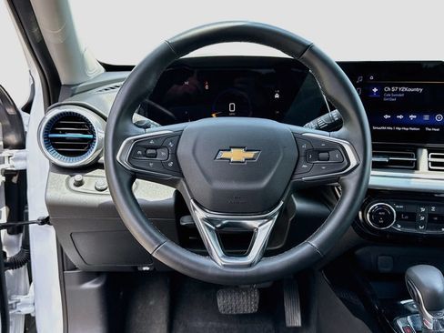 Used 2025 Chevrolet Trax LT w/ LT Convenience Package FWD image 14
