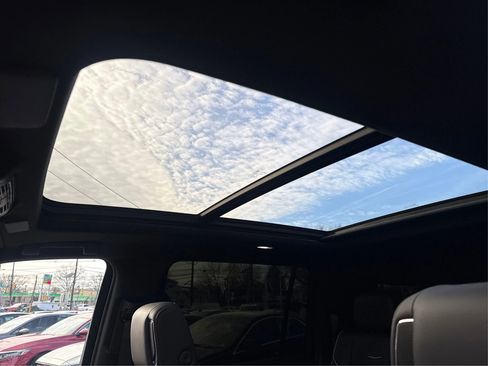 Used 2023 Cadillac Escalade ESV Premium Luxury image 17