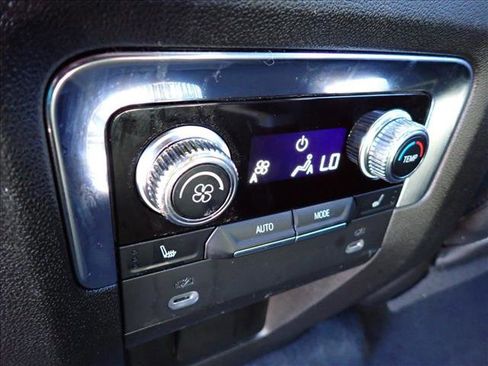 Used 2022 GMC Yukon XL Denali w/ Denali Premium Package image 11