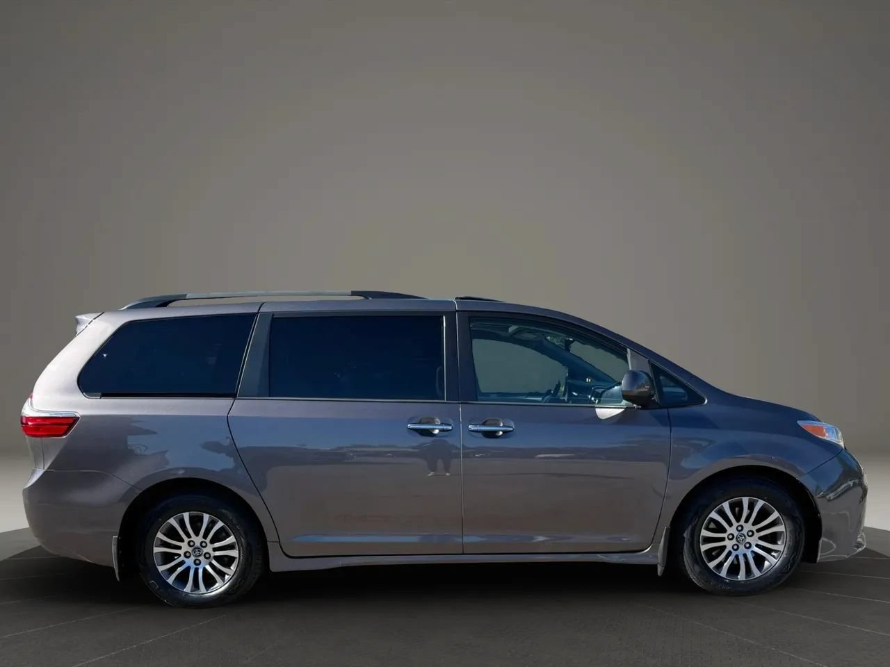 Used 2018 Toyota Sienna XLE w/ XLE Navigation Package FWD image 3