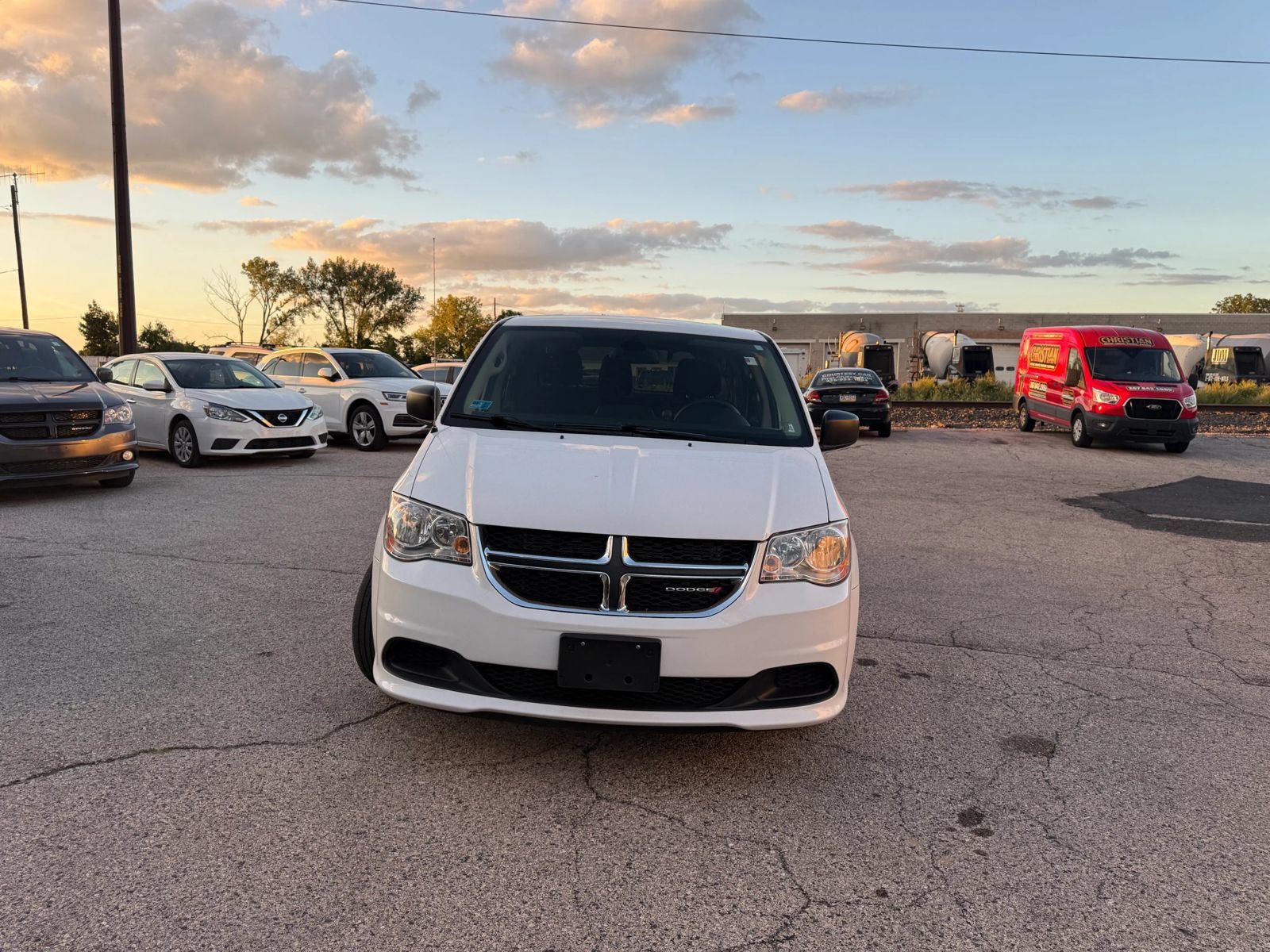 Used 2019 Dodge Grand Caravan SE FWD image 2