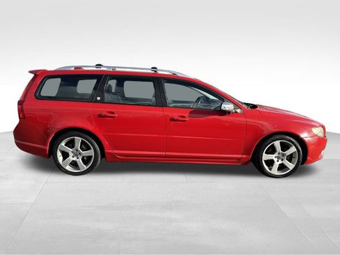 Used 2010 Volvo V70 R-Design image 9