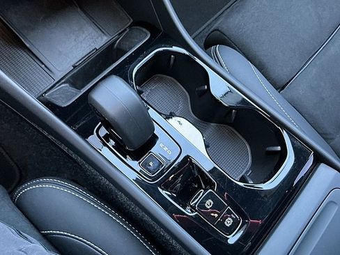 Certified 2025 Volvo XC40 B5 Plus image 24