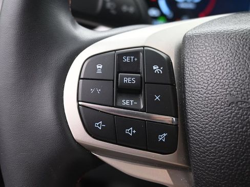 Used 2025 Ford Explorer Active AWD/4WD image 22
