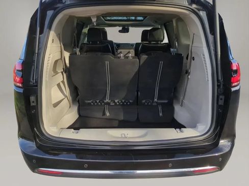 Used 2023 Chrysler Pacifica Limited FWD image 26