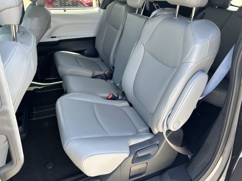 Certified 2025 Toyota Sienna XLE FWD image 18