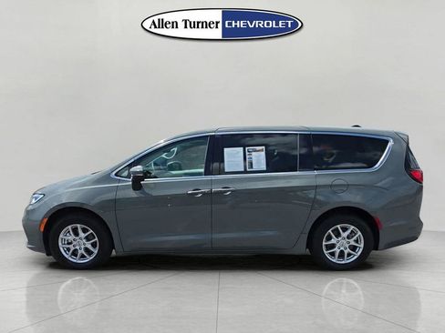 Used 2023 Chrysler Pacifica Touring-L FWD image 6