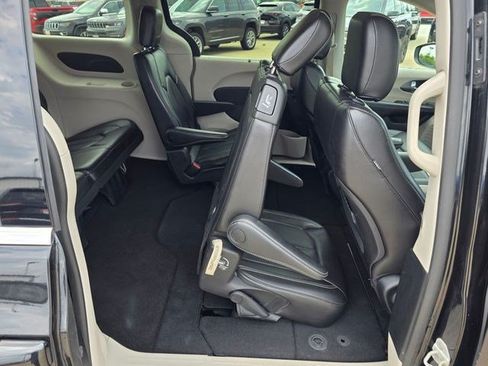 Certified 2023 Chrysler Pacifica Touring-L FWD image 16