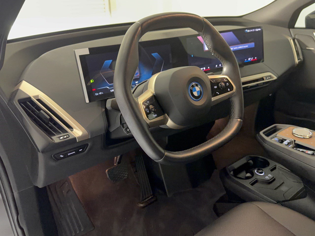 Certified 2024 BMW iX xDrive50 w/ Premium Package AWD/4WD image 4