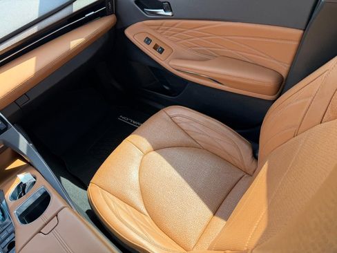 Used 2019 Toyota Avalon Limited FWD image 16