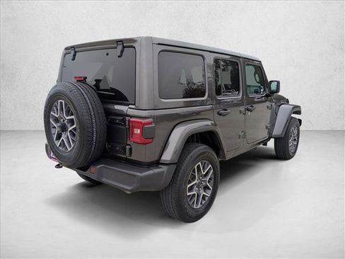 Used 2025 Jeep Wrangler Sahara image 5