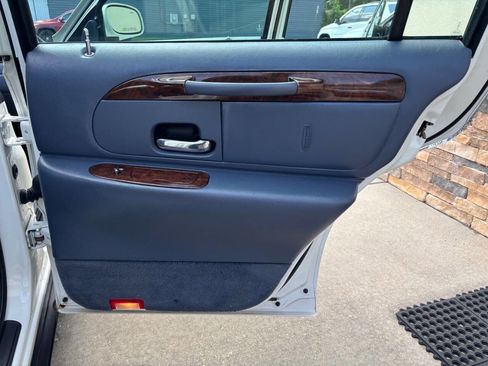 Used 2000 Lincoln Town Car Signature image 15