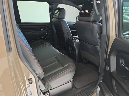 Used 2021 Nissan Titan PRO-4X w/ Pro-4x Convenience Package image 11
