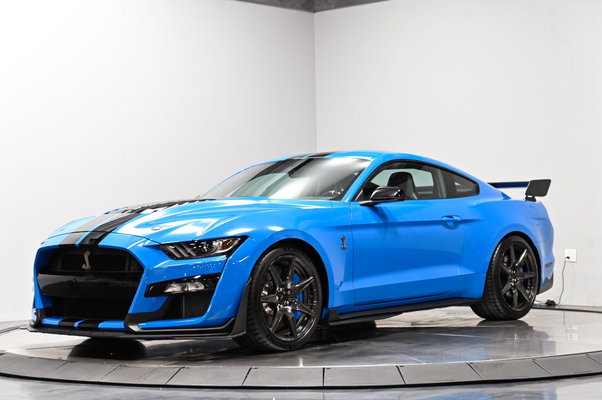 Used 2022 Ford Mustang Shelby GT500 w/ Carbon Fiber Track Pack RWD image 2