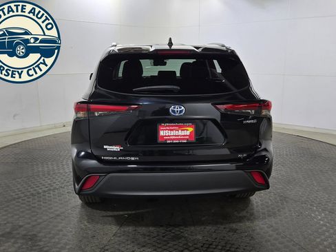 Used 2024 Toyota Highlander XLE AWD/4WD image 6